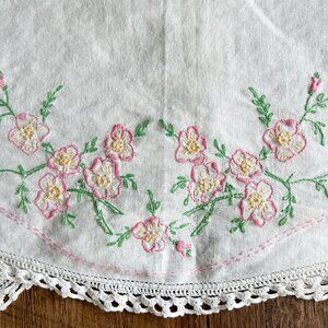 Vintage Dresser Scarf, Vintage Hand Embroidered Linens, Cottage Decor
